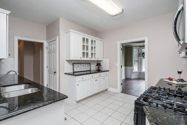 Building Photo - 802 Satinwood Pl