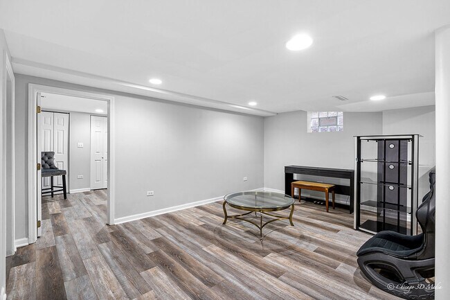 Building Photo - 5844 N Lacey Ave