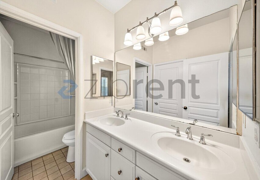 Building Photo - Unit