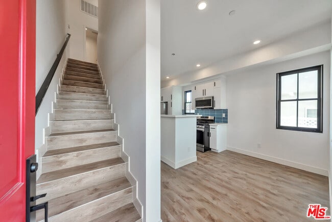 Building Photo - 1024 1/2 Masselin Ave