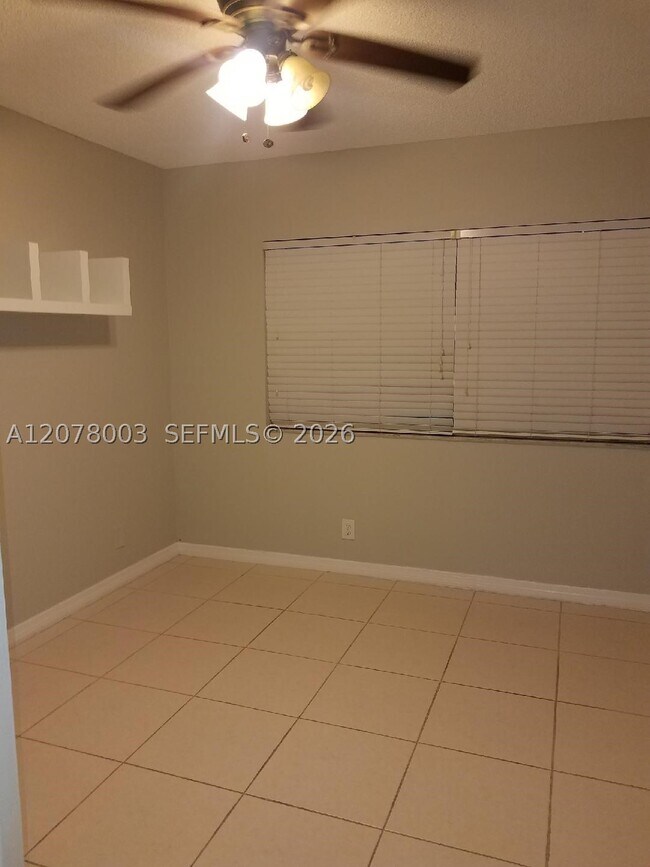 Building Photo - 220 Lakeview Dr