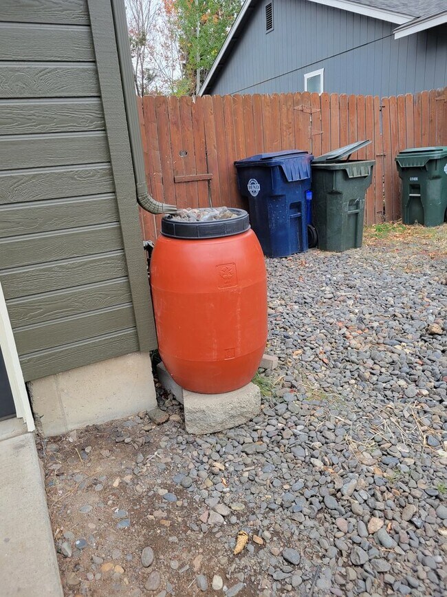 Building Photo - Newly painted  2,000+ sq home with RV parking