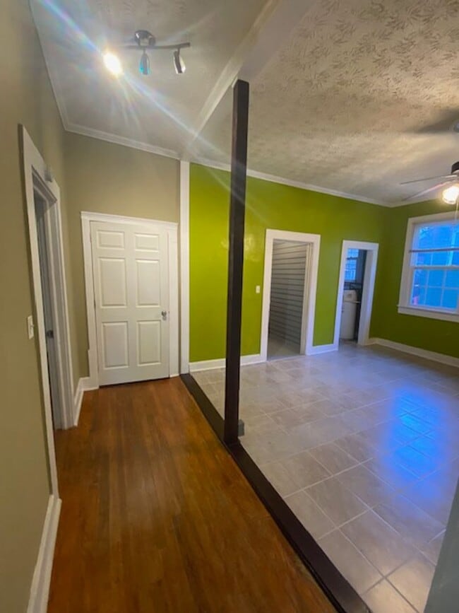 Building Photo - Cozy Living in Columbus