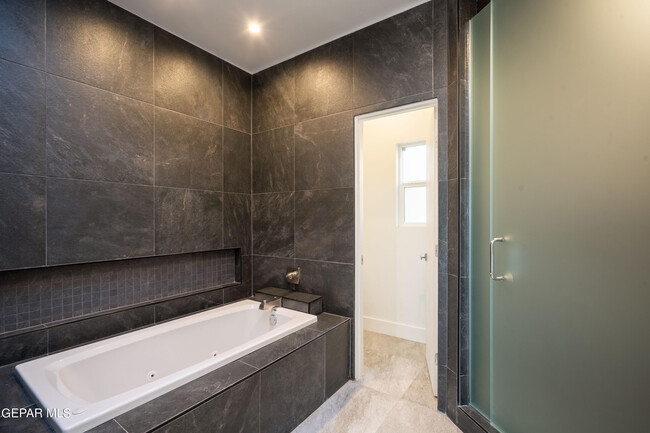 Building Photo - 1029 Calle Parque Dr