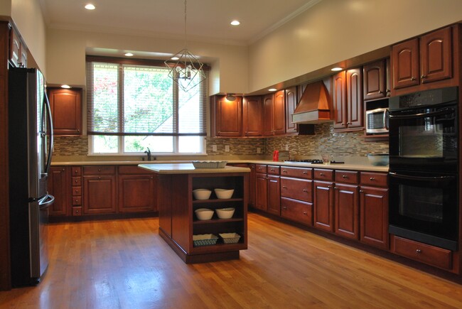 Building Photo - 13 Tanglewood Dr