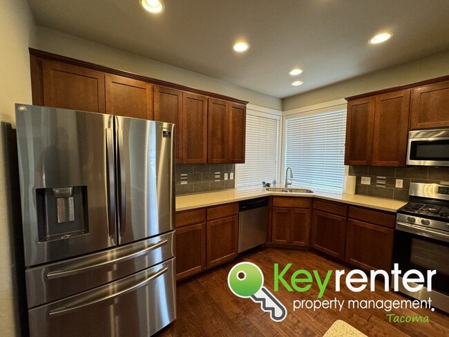 Building Photo - Unique Parkland 4 Bedroom 3 Bath Spacious ...