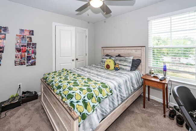 Building Photo - 3 Bedroom 2.5 Bath Single Family Home in F...