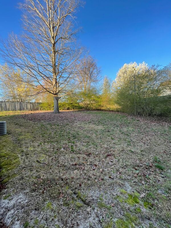 Building Photo - 1536 Rossmore Dr