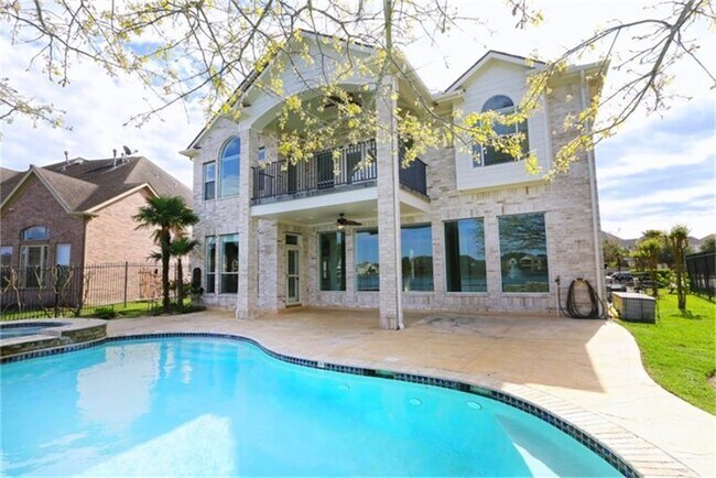 Building Photo - 6010 Stratford Gardens Dr