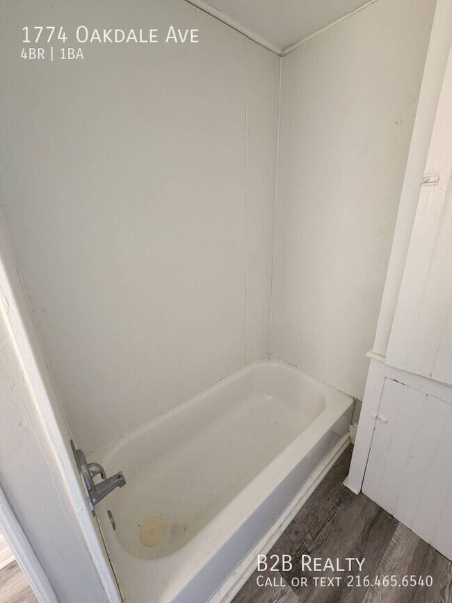 Building Photo - 1774 Oakdale Ave