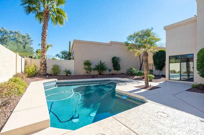 Building Photo - PRIVATE POOL - 2 BEDROOMS PLUS DEN