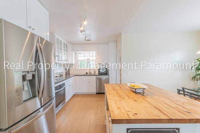 Building Photo - Modern, Eco-Friendly 4BR Home with Views i...