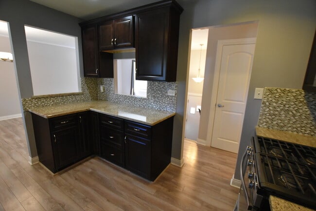 Building Photo - 7852 Sprucewood Ave