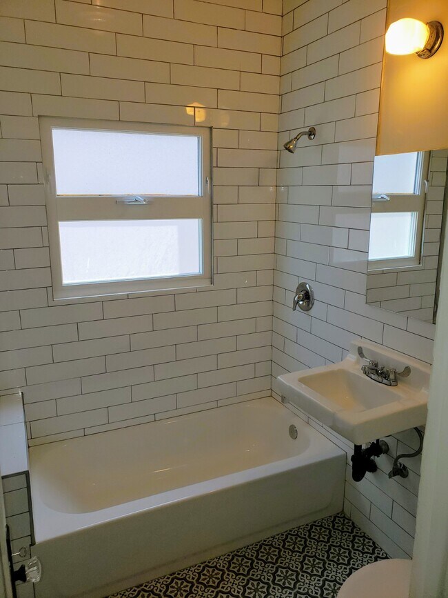 Building Photo - 723 E 3rd St