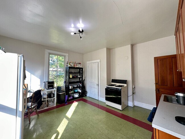 Building Photo - 2369 Victor St