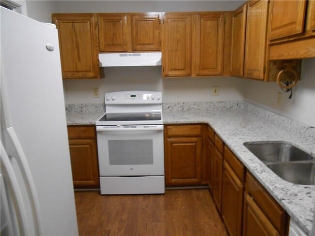 Building Photo - 1135 Country Club Pl