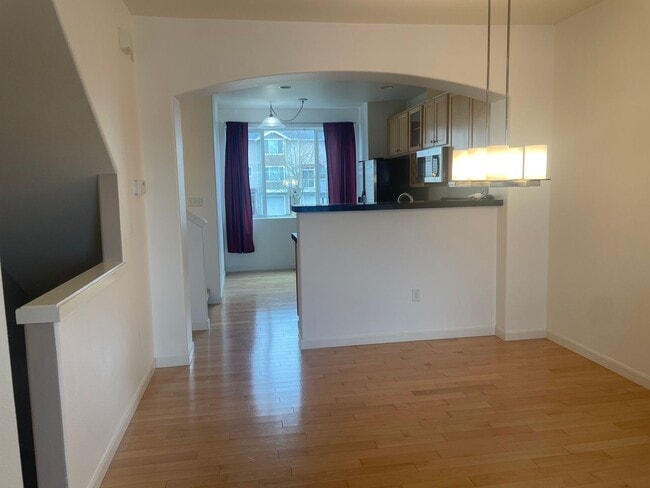 Building Photo - Beautiful Murray Hills Condo Townhome Now ...