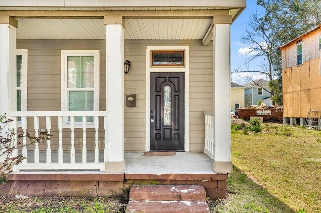 Building Photo - Beautiful 4 bedroom home downtown