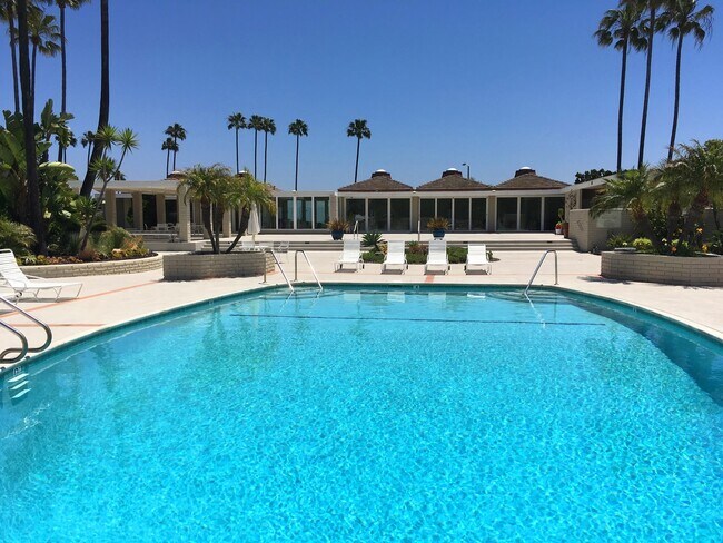 Building Photo - FANTASTIC Ocean Views!!