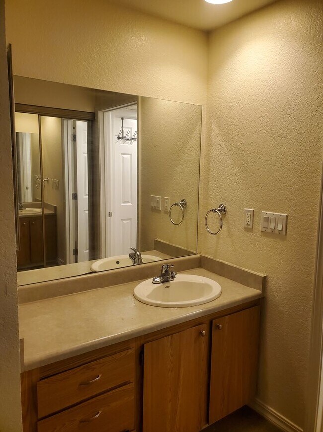Building Photo - 2 Bedroom Condo At Sunn Fjord Condominiums...
