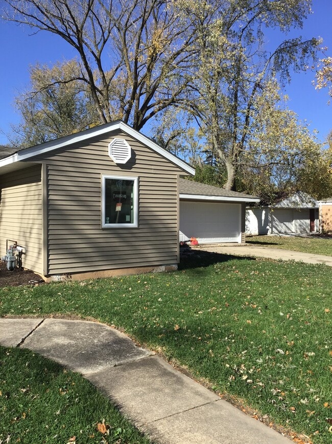 Building Photo - 255 Minocqua St