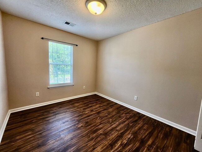 Building Photo - Charming 4 Bedroom Home in Center Lake Subdivision - Mt. Pleasant