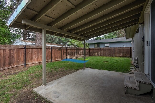 Building Photo - Very Nice 2 Bed Home with Fully Fenced Bac...