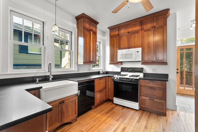 Building Photo - 3 Bed 2.5 Bath - Takoma Park Craftsman - Spacious Rear Deck