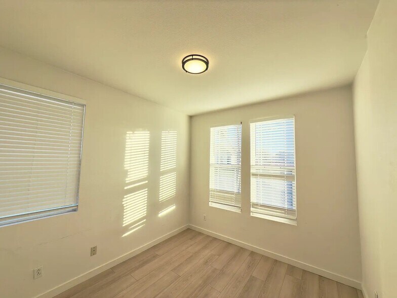 Building Photo - 3060 Tintorera Way
