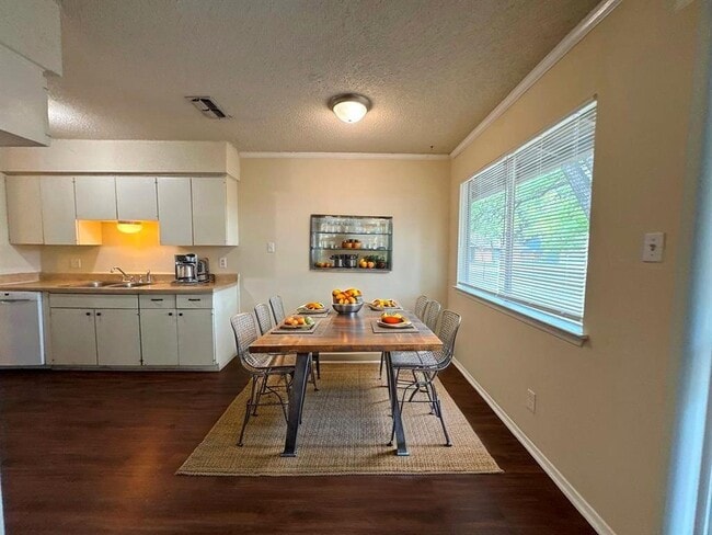 Building Photo - 5905 Burrough Dr