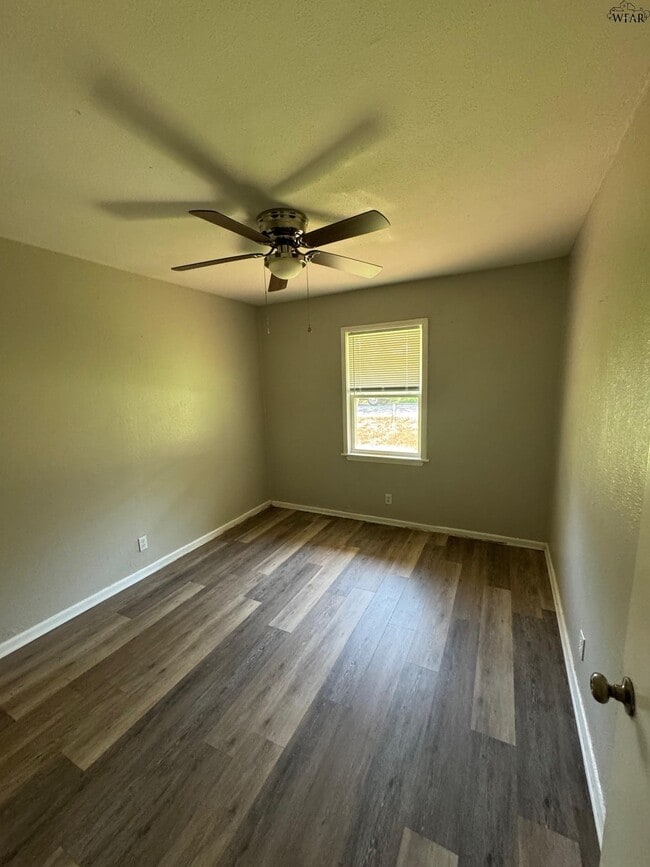 Building Photo - 1422 Tanbark Rd