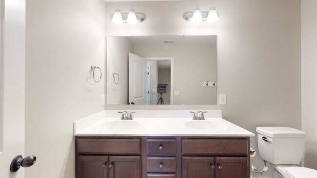 Building Photo - 215 Purple Martin Dr