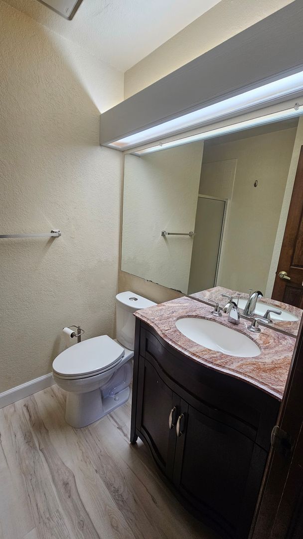 Building Photo - Spacious Townhome with Finished Basement i...