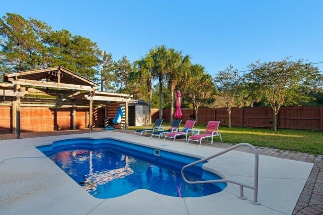 Building Photo - 325 Greenwood Way