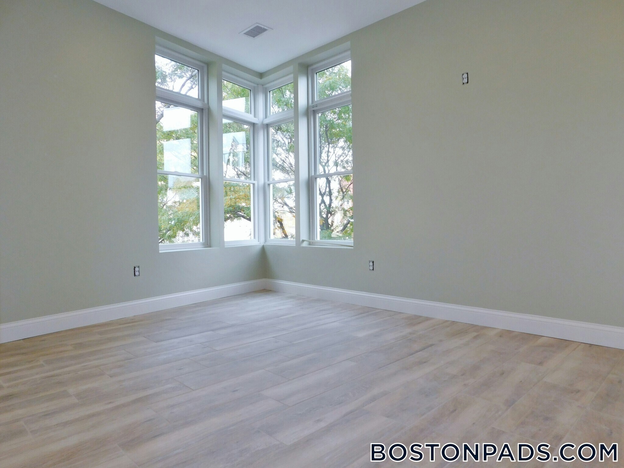 Building Photo - 10 Roxbury St
