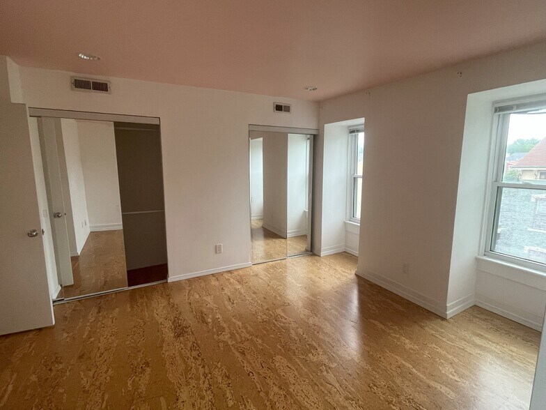 Unit 2 Master bedrm - 802 Willard St