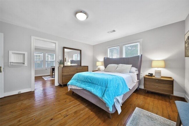 Building Photo - 1132 E 28th St