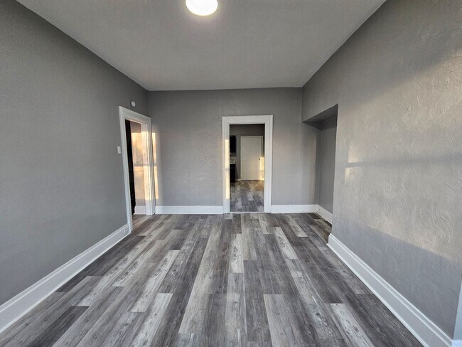 Building Photo - Newly updated 3 bedroom 1 bath apartment in the Northside!