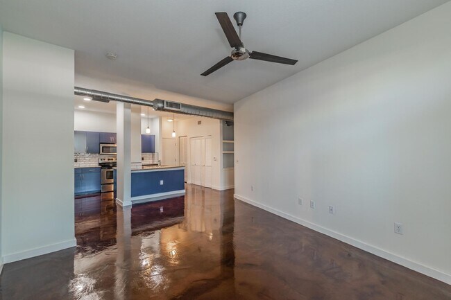 Building Photo - T&P Downtown Condo!