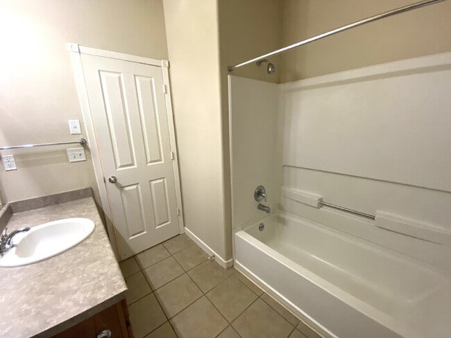 Building Photo - Spacious- 2 Living Rm/3BR/2Bath in Cabezon