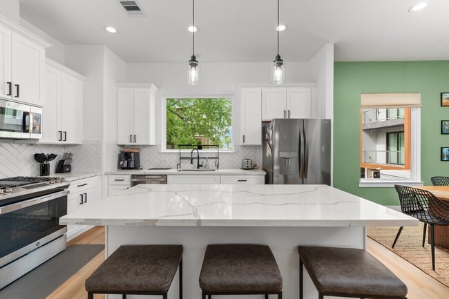 Building Photo - 3030 Live Oak St