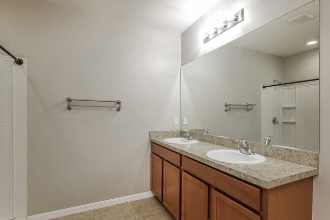 Building Photo - 2002 SE 12th St