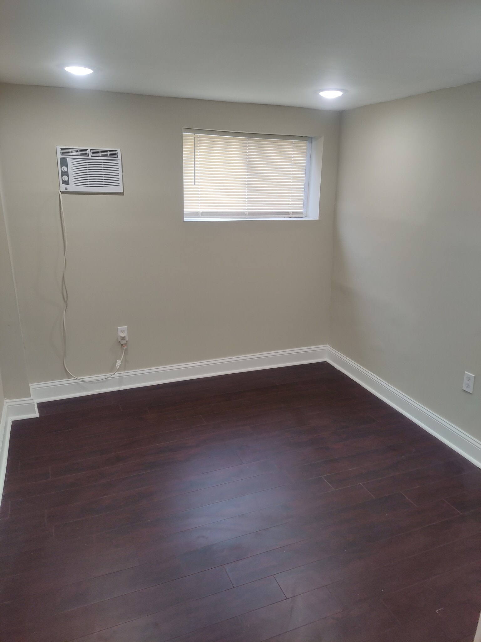 Building Photo - 215 E Walnut Park Dr