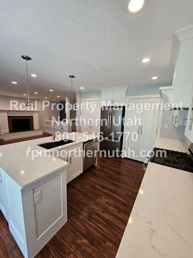 Building Photo - Stunning 5 Bedroom Home in Kaysville Now A...