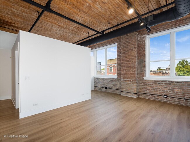 Building Photo - 1725 W North Ave