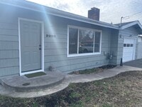 Building Photo - Beautiful 3 Bed 1.5 Bath House