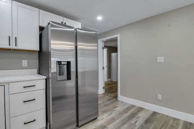 Building Photo - 3 BED | 2 BATH | REAR OFF-STREET PARKING |...