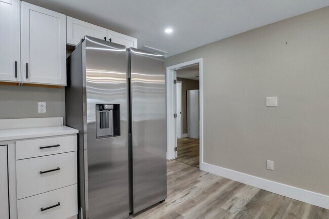 Building Photo - 3 BED | 2 BATH | REAR OFF-STREET PARKING | AVAILABLE MID-NOVEMBER