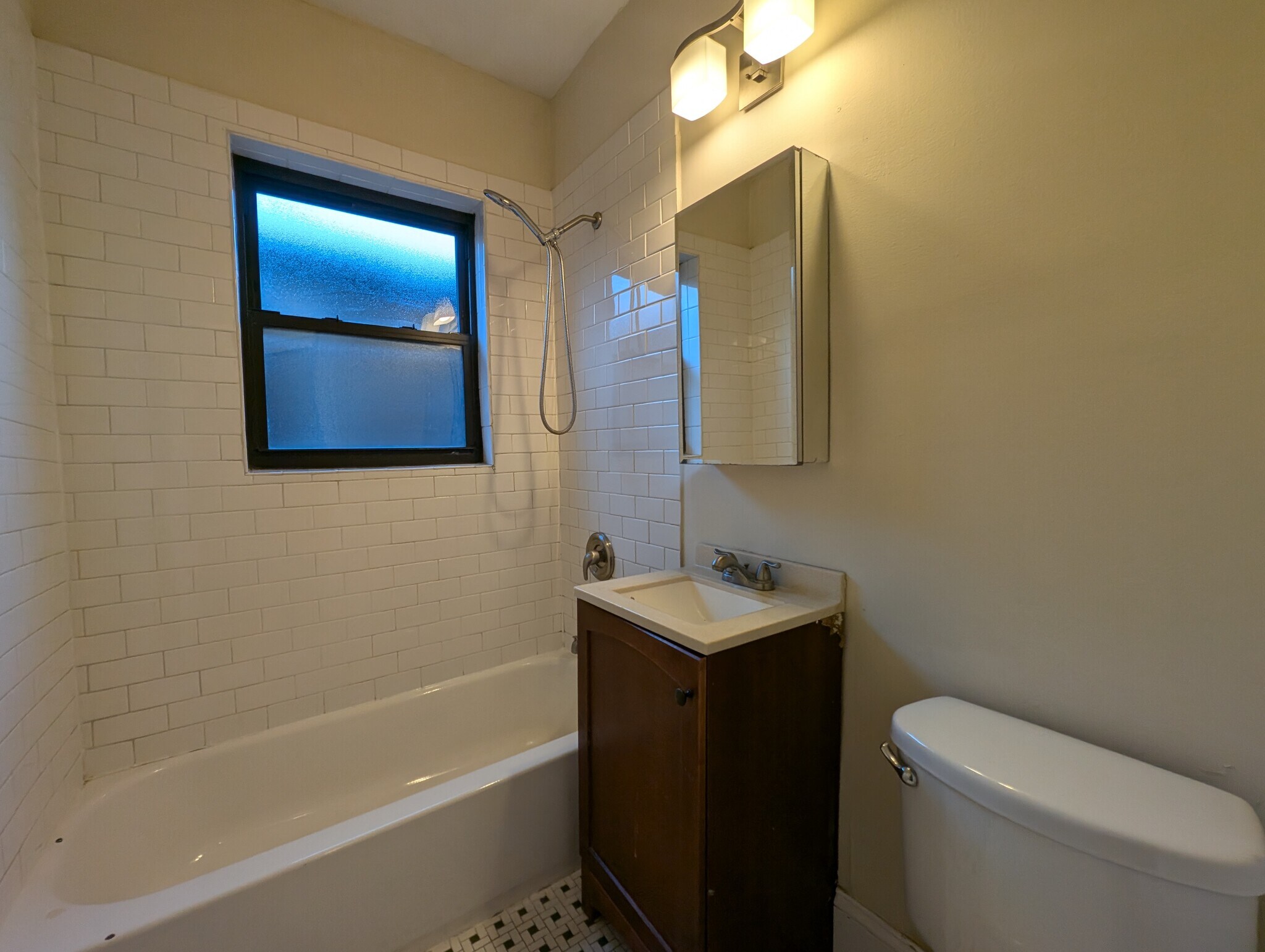 Building Photo - 4735 N Hermitage Ave