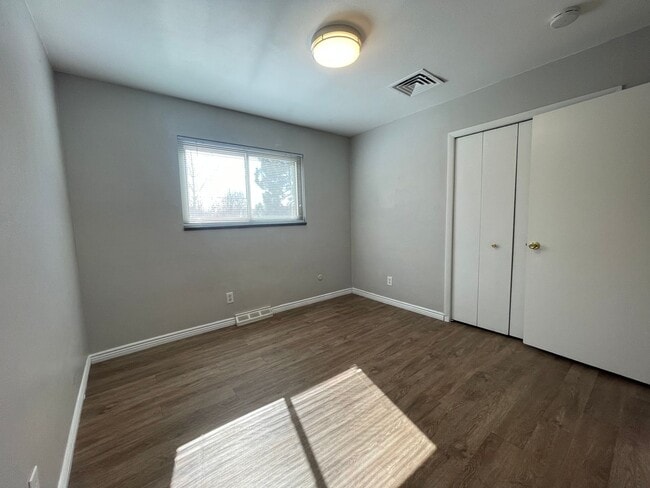 Building Photo - $0 DEPOSIT OPTION. TRI-LEVEL AURORA HOME WITH MODERN AMENITIES AND SPACIOUS INTERIORS